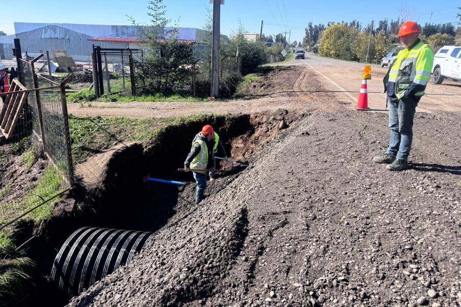 Socavón en alcantarilla obliga a suspender tránsito en ruta entre…