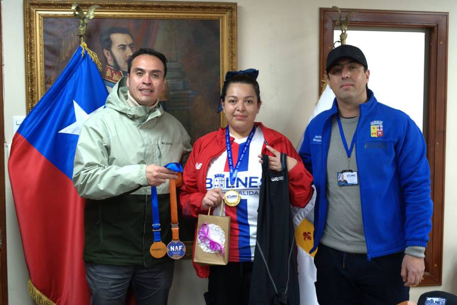 Nadadora Constanza Pino es reconocida con medalla “Orgullo Bulnense”