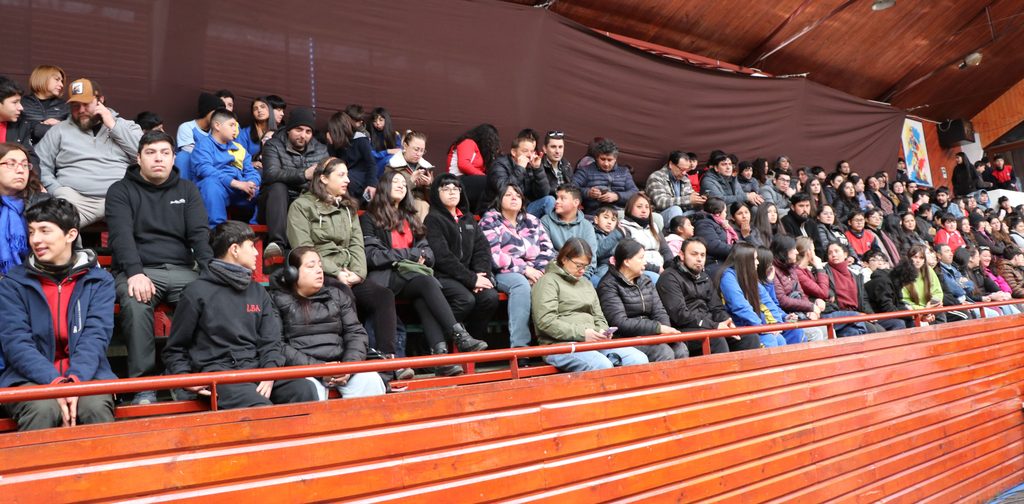 JUNAEB ENTREGA 265 COMPUTADORES A ESTUDIANTES DE VILLARRICA PARA…