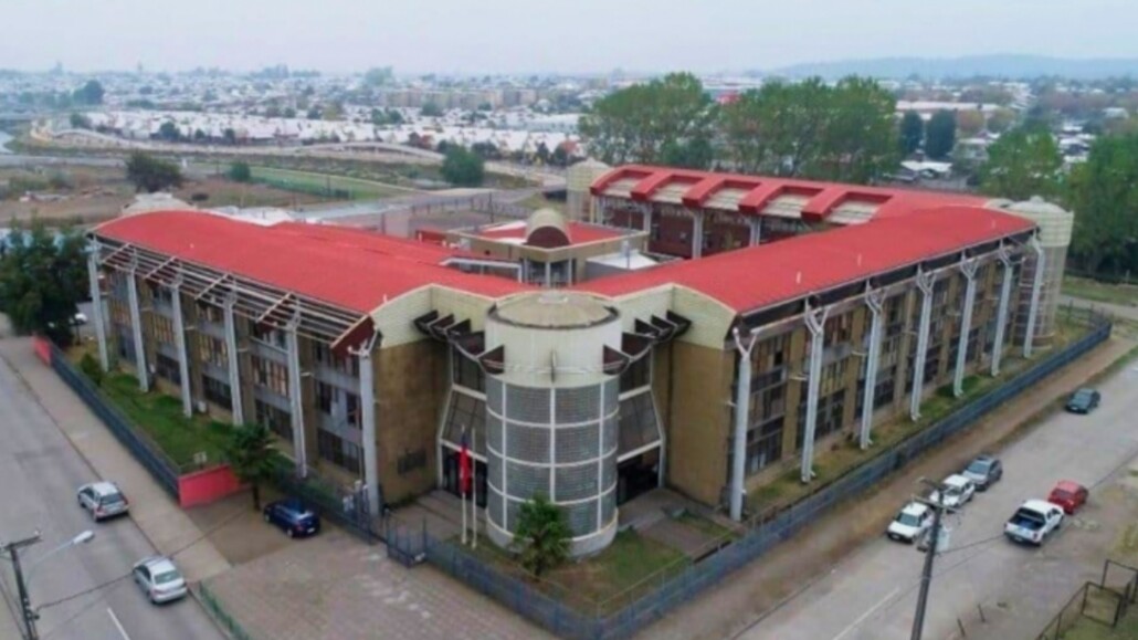 Menor resultó herido tras ser atacado por sujeto en Liceo de Los Ángeles