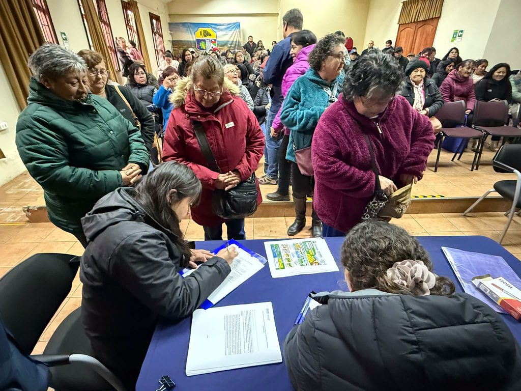 130 FAMILIAS CAMPESINAS DE PITRUFQUÉN RECIBEN BONOS DE 200 MIL PESOS…