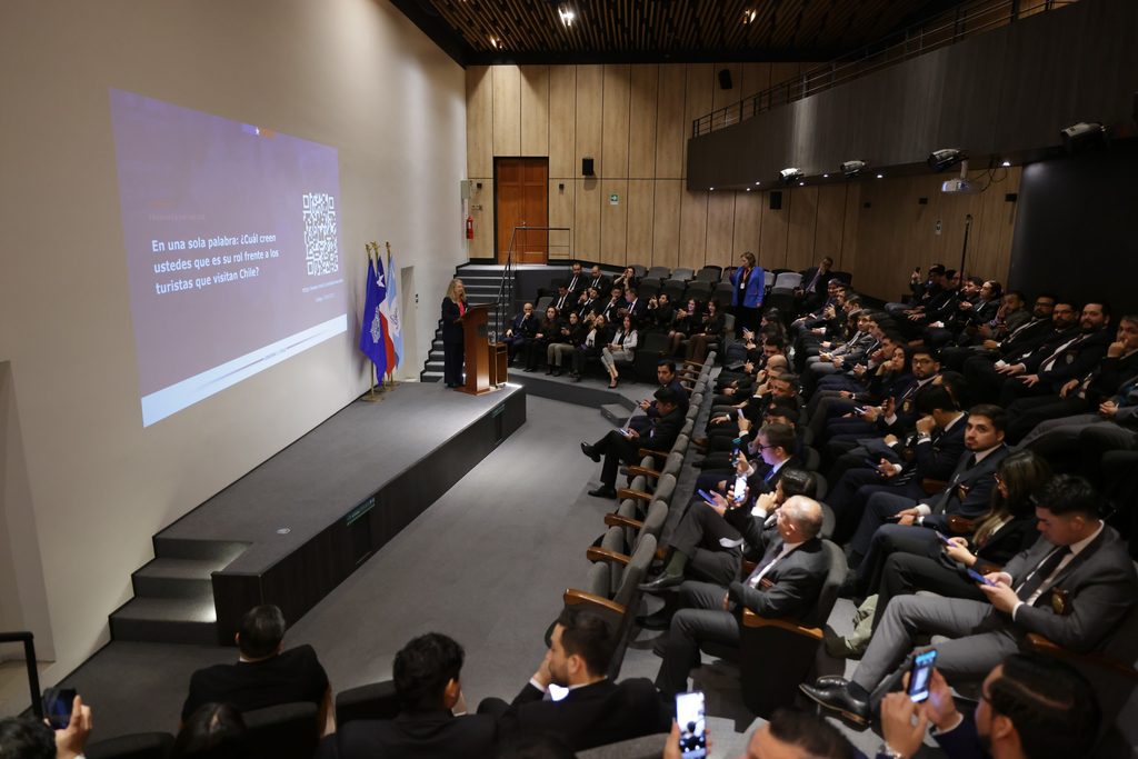 SUBSECRETARÍA DE TURISMO Y PDI REFUERZAN LA HOSPITALIDAD PARA…