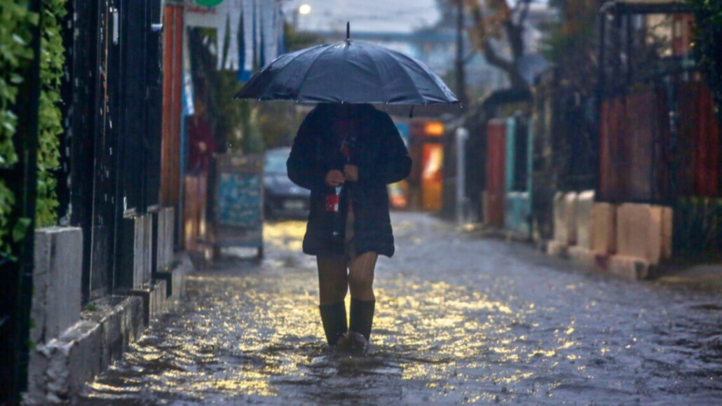 Nuevo sistema frontal llega a Biobío con fuertes lluvias, vientos de…