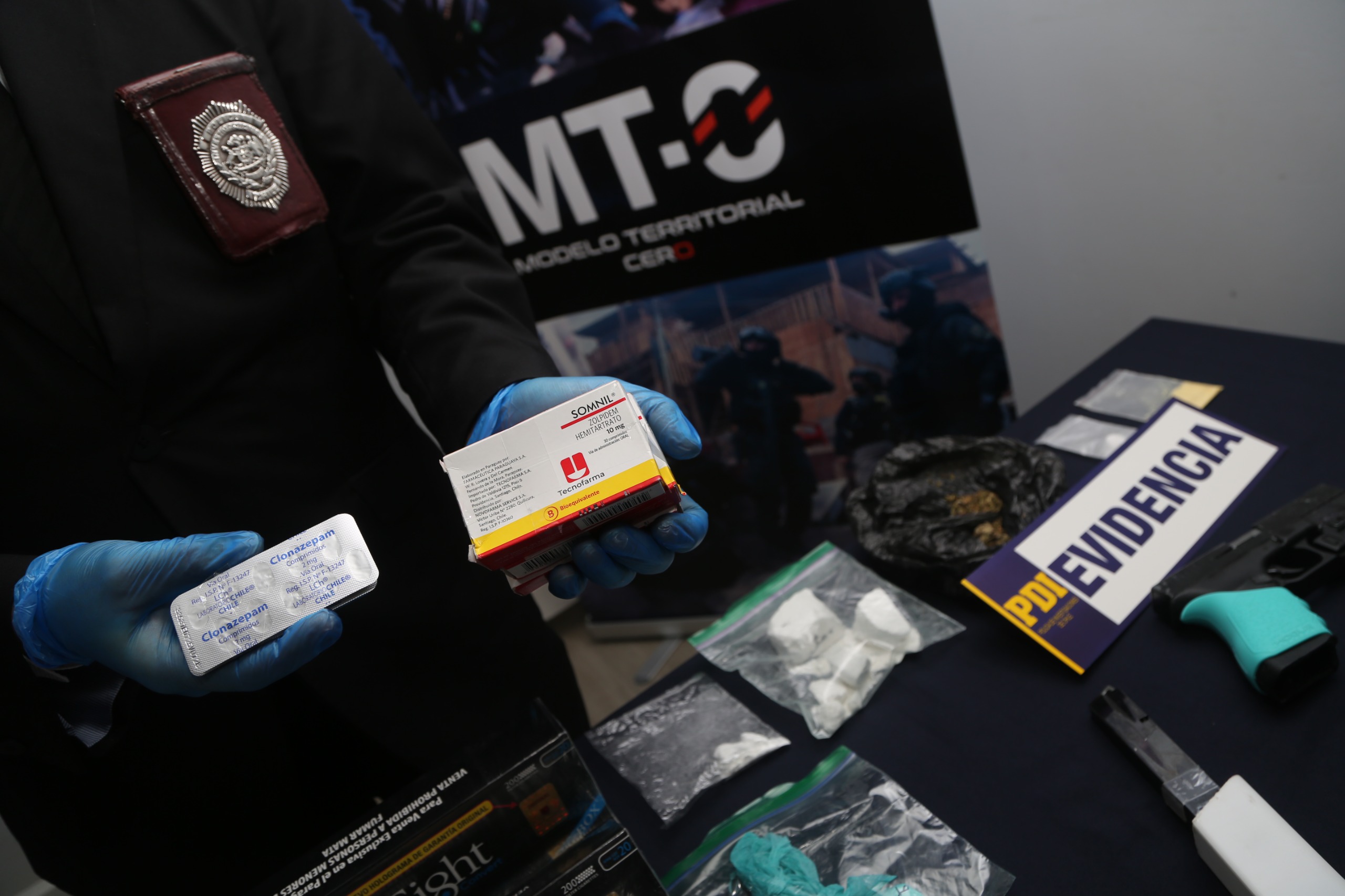 Son detenidos por drogas, fármacos, cigarros y un arma de fuego.