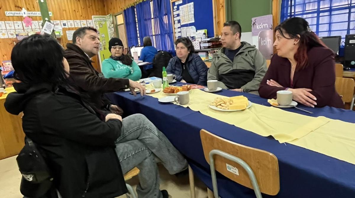 Nueva dirección de la Escuela El Claro de Pucón acuerda agenda común…