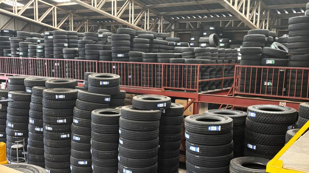 FISCALIZAN A EMPRESAS IMPORTADORAS DE NEUMÁTICOS PARA DETECTAR…