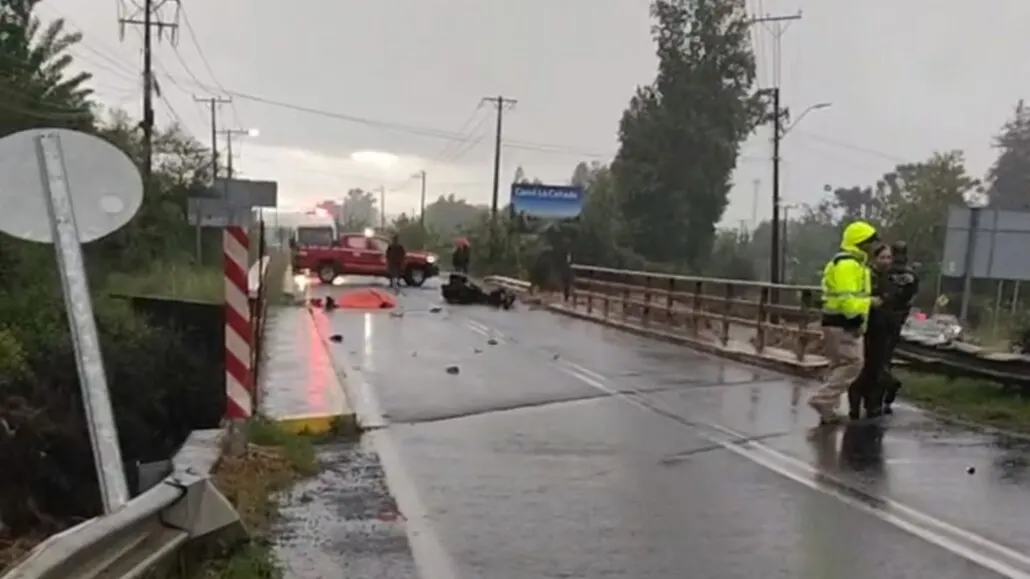 Motociclista muere tras chocar a alta energía contra puente en Romeral