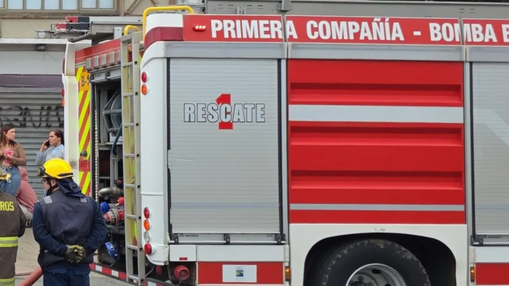 Incendio afectó a local comercial en Los Ángeles