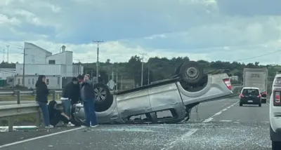 ESTA TARDE VOLCAMIENTO DE CAMIONETA EN RUTA 5 SUR.