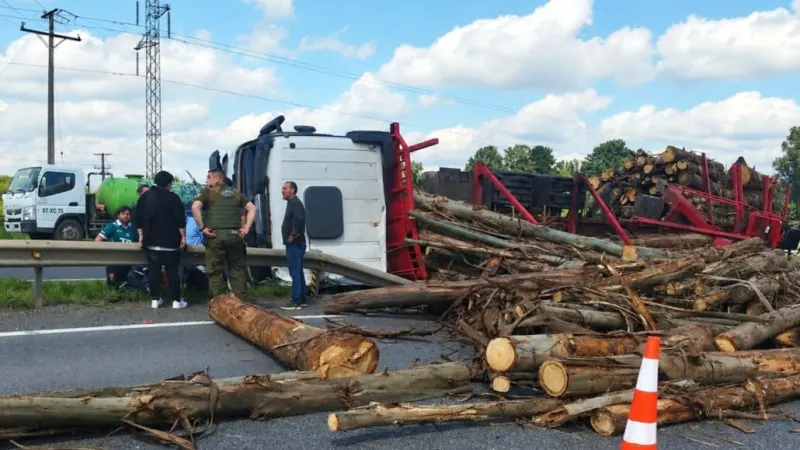 Volcamiento de camión maderero deja un lesionado en la Ruta 5 Sur…